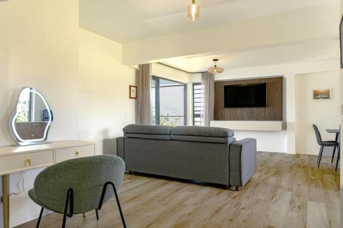 New 2BR Apartment with AC Near Lagoon & Dining in أفاهيتي
