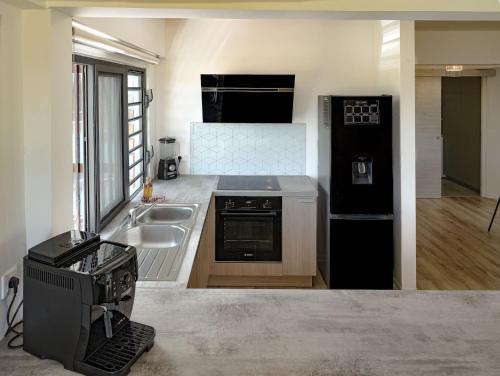 New 2BR Apartment with AC Near Lagoon & Dining in أفاهيتي
