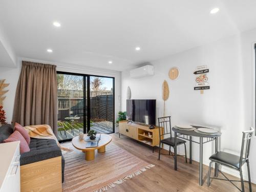Warmth of Warrington Sleeps 4 with carpark in Mairehau