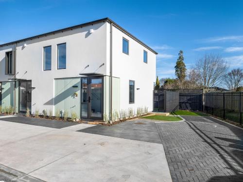 Warmth of Warrington Sleeps 4 with carpark in Mairehau