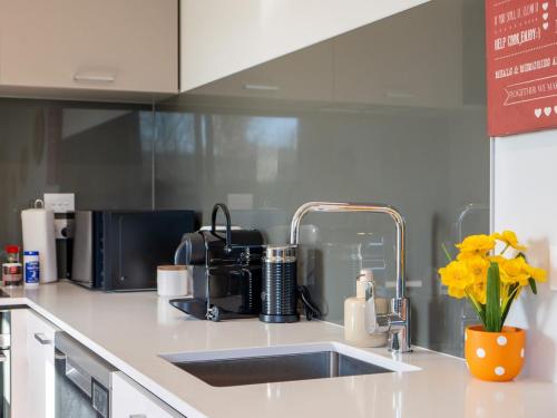Warmth of Warrington Sleeps 4 with carpark in Mairehau