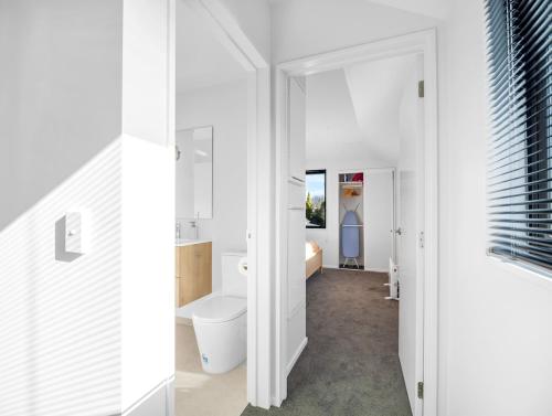 Warmth of Warrington Sleeps 4 with carpark in Mairehau