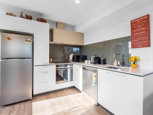 Warmth of Warrington Sleeps 4 with carpark in Mairehau