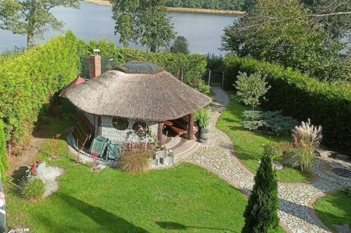 Dārzs, Holiday home with a garden, right by the lake in Mocki