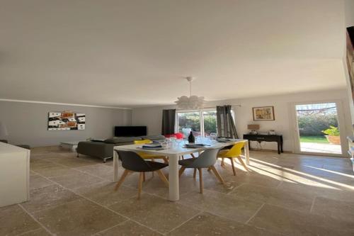 Villa Alba Sunlit Comfort in Lirac in Lirac