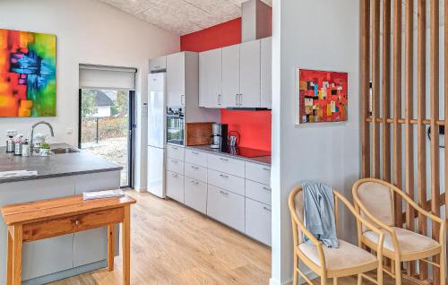 virtuve, Awesome Home In Kruså With Wifi (Awesome Home In Krusa With Wifi) in Ronsheved