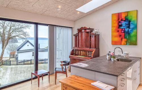 virtuve, Awesome Home In Kruså With Wifi (Awesome Home In Krusa With Wifi) in Ronsheved