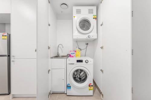 Modern Woden Stay Pool n Gym Parking Hospital - image 4
