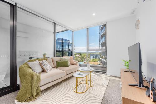 Modern Woden Stay Pool n Gym Parking Hospital - image 2