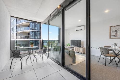 Modern Woden Stay Pool n Gym Parking Hospital - image 3