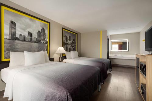 Super 8 by Wyndham Meadowlands in Carlstadt, USA