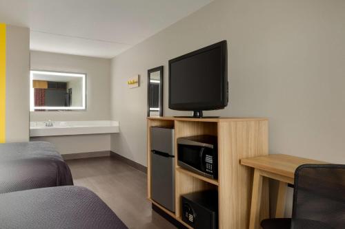 Super 8 by Wyndham Meadowlands in Carlstadt, USA