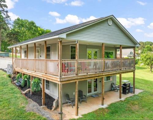 Dockside Dreamz 1 with beach and dock