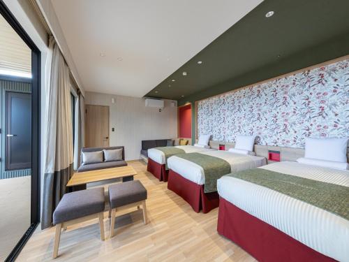 2 twin beds, 3 sofa beds