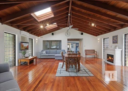 Mannering Lake House in Mannering Park