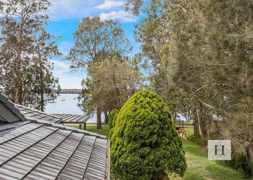 Mannering Lake House in Mannering Park