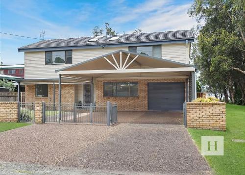 Mannering Lake House in Mannering Park