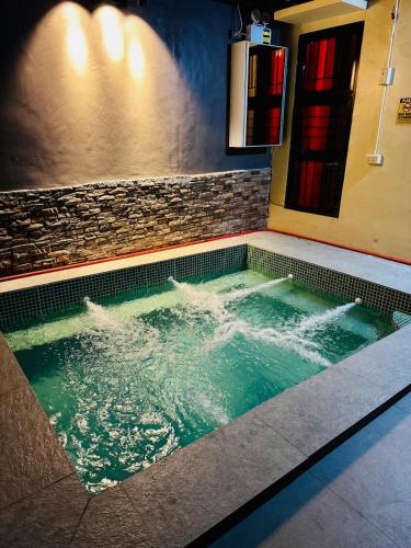 Exterior view of Smart Home Plus Jacuzzi near Clark Airport