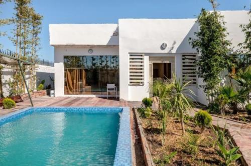 Villa with private pool and sea view – khách sạn tại Briech