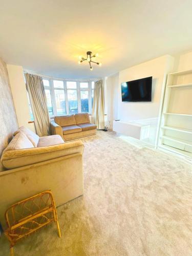 Comfy 5 BDR Contractor Haven with Free Parking & Wifi gîte à louer St Matthews Primary School