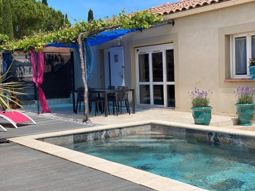 Peldbaseins, Villa Alba Sunlit Comfort in Lirac in Lirac