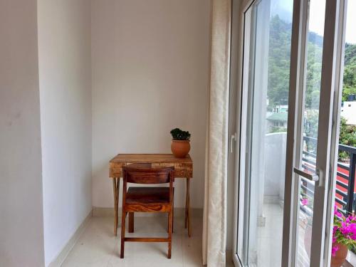 Prithvi Hotel - Aesthetic Room in upper tapovan with TV, AC and free airport pickup for 7 or more ni photo 5
