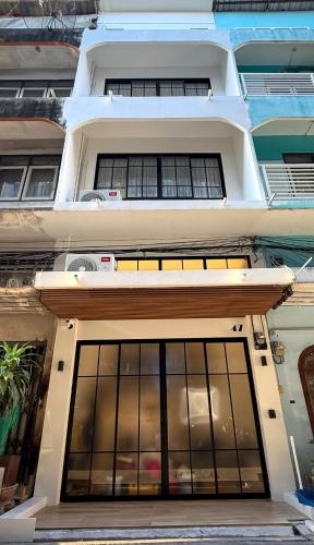House 47 - image 12