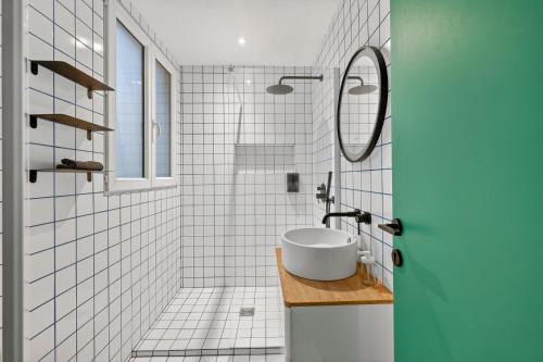 Quartier Les Marais 1 Bedroom Apartment with Netflix - image 2