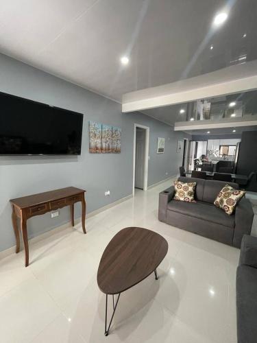 3 bed 2 bath 15 min from airport in Birri De Santa Barbara