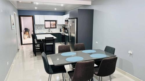 Facilities, 3 bed 2 bath 15 min from airport in Birri De Santa Barbara