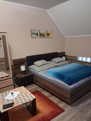 1 queen bed, 1 sofa bed