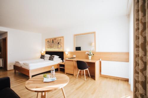 1 queen bed, 1 sofa bed