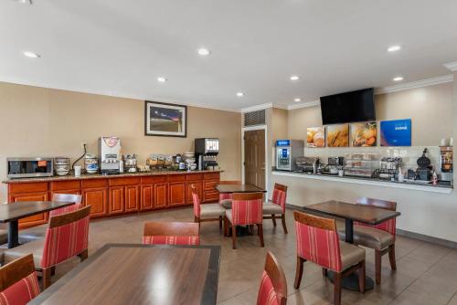 Comfort Inn Airport - image 20