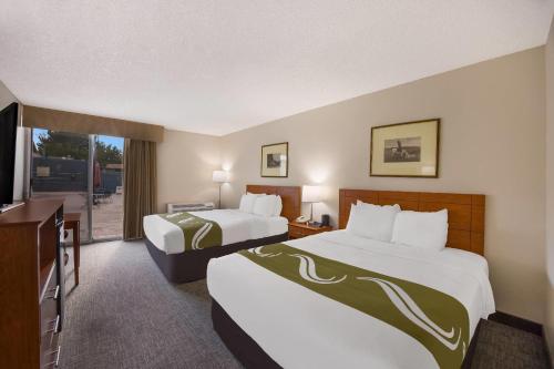 2 queen beds