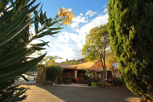 . Logis Auberge Côté Jardin