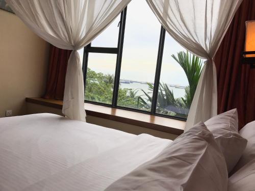 Siloso Beach Resort Sentosa near Shangri-la's Rasa Sentosa Resort Restaurants