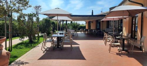 Borgo Pomaia Resort Appartamenti Piscine Ristorante e Sala Convegni in Санта Лус