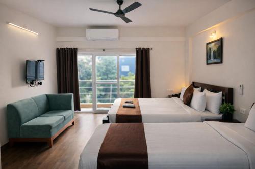 1 queen bed, 1 twin bed, 1 sofa bed