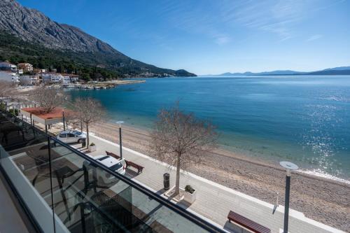 Skats, Wind Rose Maestral-beachfront in Igrane