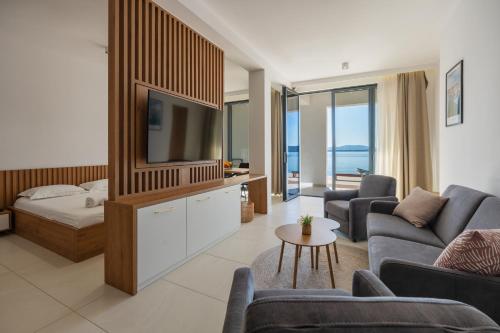 Wind Rose Maestral-beachfront in Igrane