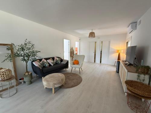 Casa Contemporánea en la Serranía (Casa Contemporanea en la Serrania) in Pedralba