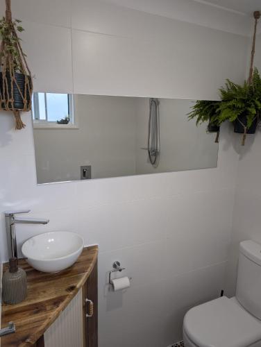 Badkamer, Coastal Studio - 10 min Walk to Surf & Sand in Jervis Bay