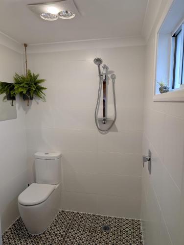 douche, Coastal Studio - 10 min Walk to Surf & Sand in Jervis Bay