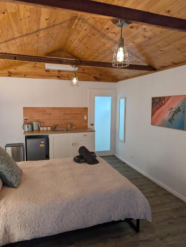 keuken, Coastal Studio - 10 min Walk to Surf & Sand in Jervis Bay