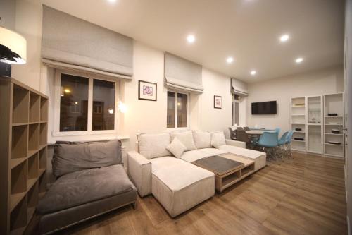 Two bedroom apartment central with private Parking