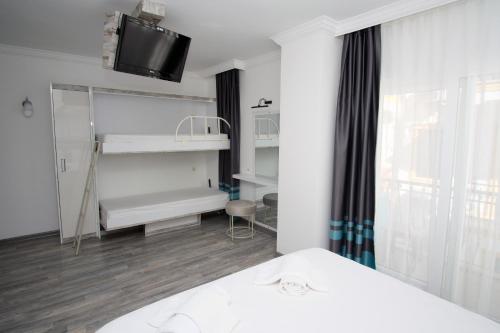 2 double beds, 1 twin bed