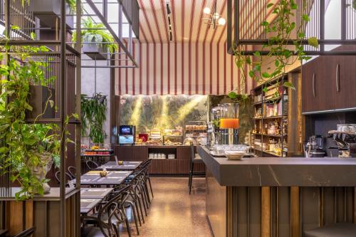 Bar ideal