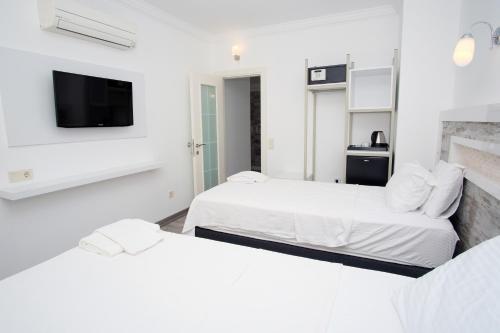 4 twin beds