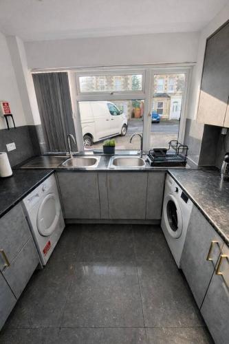 Spacious 9 Bed House | Central Reading | Parking – khách sạn tại Park