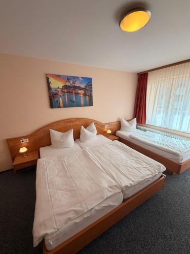 1 king bed, 1 twin bed
